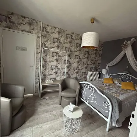 La Mongeardiere منزل للإقامة *